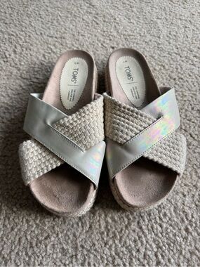 Women’s Toms Cream Colored Sandals Size 7